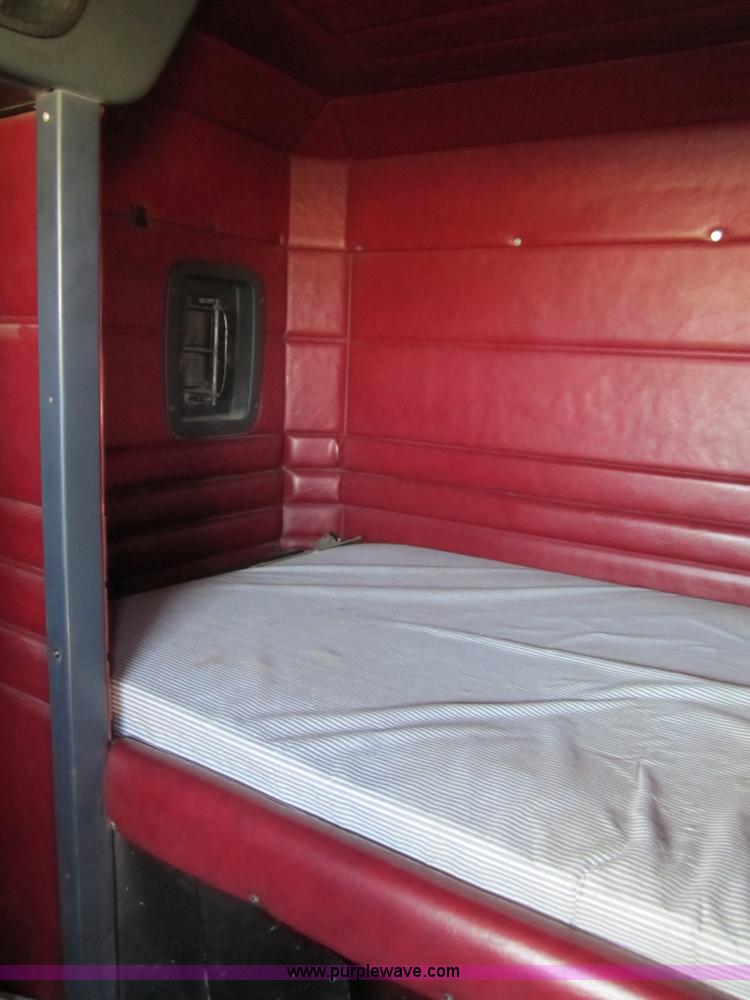 image for item A4733 1993 Peterbilt 379 semi truck