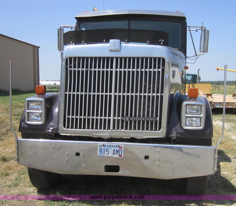 image for item A4765 1996 International 9300 semi truck