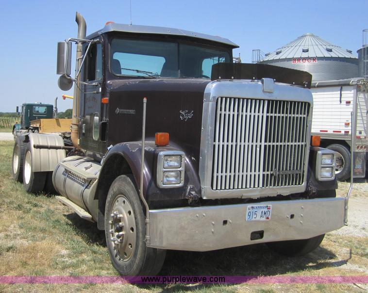 image for item A4765 1996 International 9300 semi truck