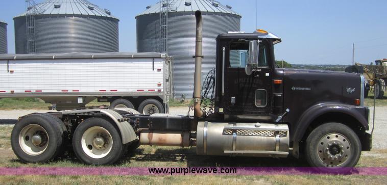 image for item A4765 1996 International 9300 semi truck