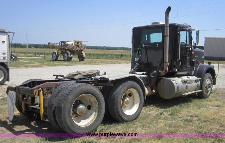 image for item A4765 1996 International 9300 semi truck