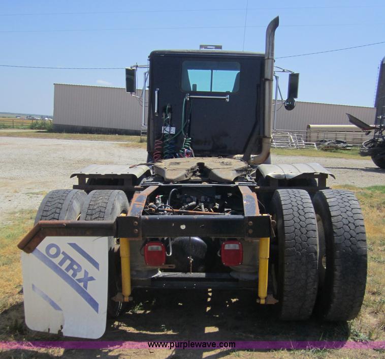 image for item A4765 1996 International 9300 semi truck