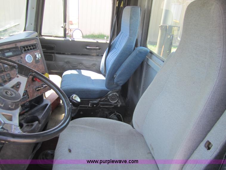 image for item A4765 1996 International 9300 semi truck