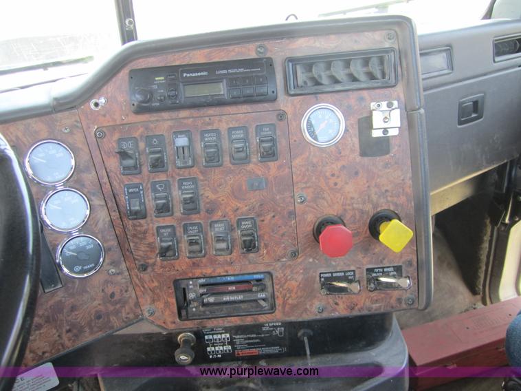 image for item A4765 1996 International 9300 semi truck