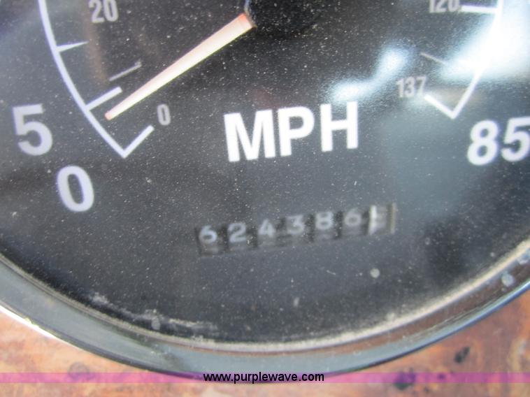 image for item A4765 1996 International 9300 semi truck