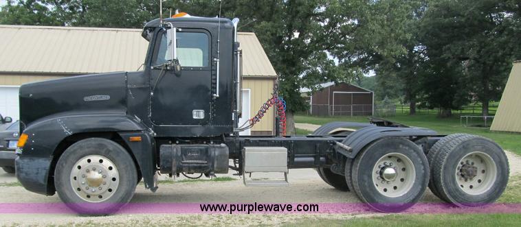 image for item A4903 1992 Freightliner FLD120 semi truck