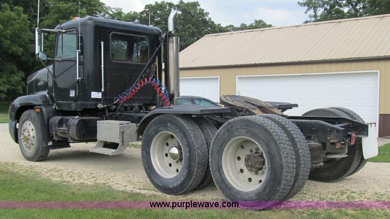 image for item A4903 1992 Freightliner FLD120 semi truck