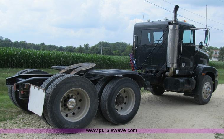 image for item A4903 1992 Freightliner FLD120 semi truck