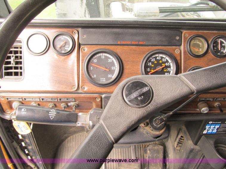 image for item A4903 1992 Freightliner FLD120 semi truck