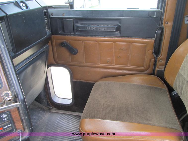 image for item A4903 1992 Freightliner FLD120 semi truck