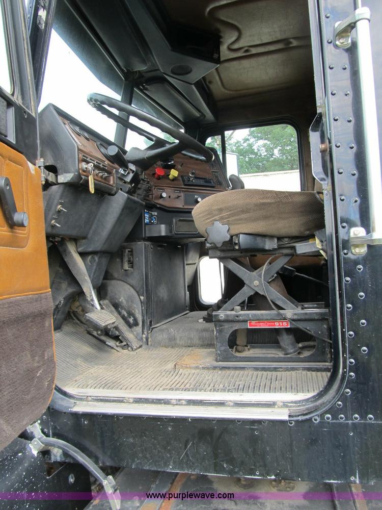 image for item A4903 1992 Freightliner FLD120 semi truck