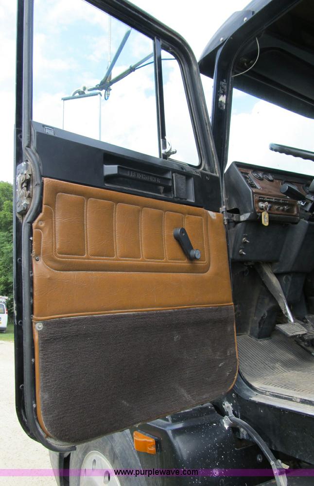 image for item A4903 1992 Freightliner FLD120 semi truck