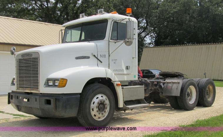 image for item A4915 1991 Freightliner FLD112 semi truck