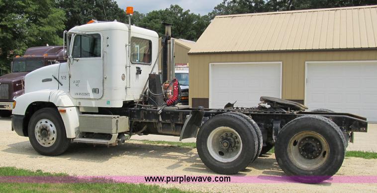 image for item A4915 1991 Freightliner FLD112 semi truck