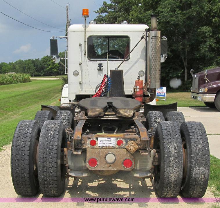 image for item A4915 1991 Freightliner FLD112 semi truck