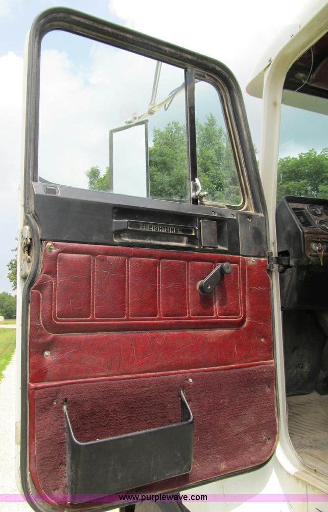 image for item A4915 1991 Freightliner FLD112 semi truck