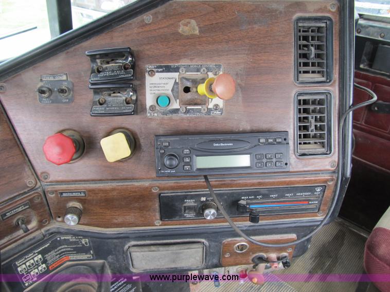 image for item A4915 1991 Freightliner FLD112 semi truck