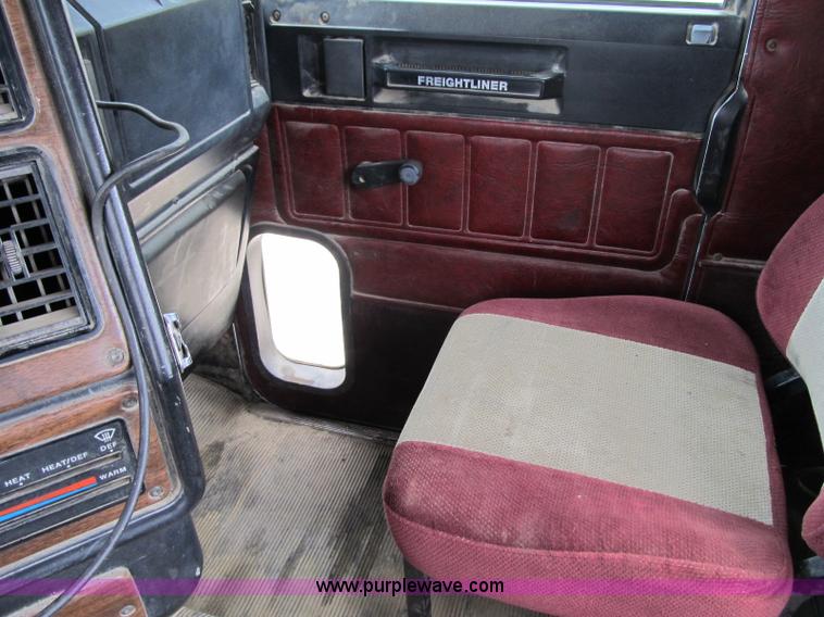 image for item A4915 1991 Freightliner FLD112 semi truck