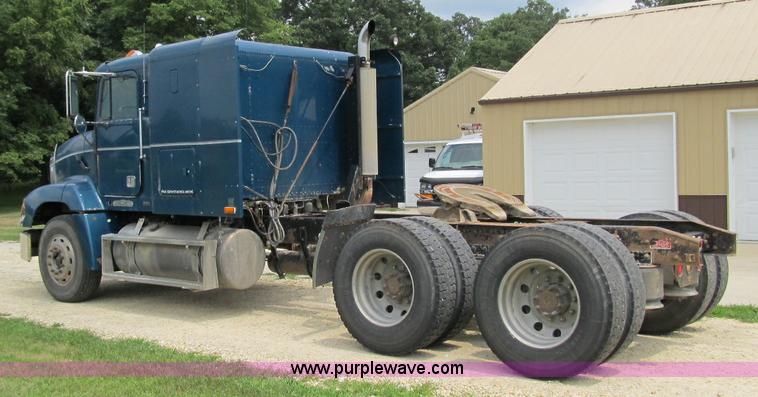 image for item A4916 1994 Freightliner FLD112 semi truck