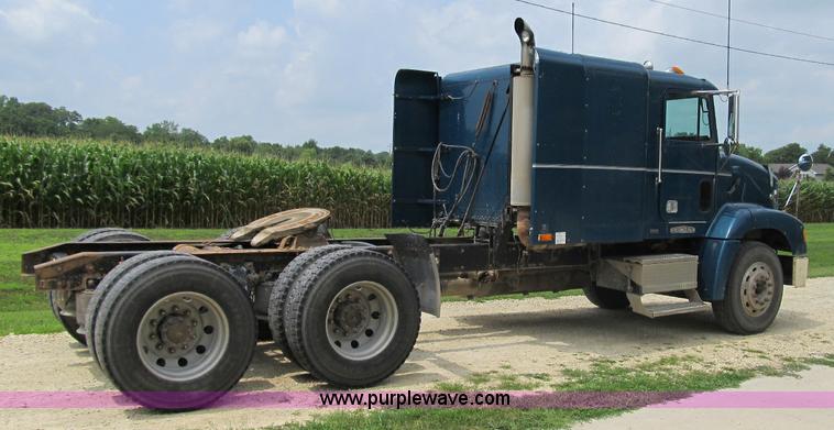 image for item A4916 1994 Freightliner FLD112 semi truck