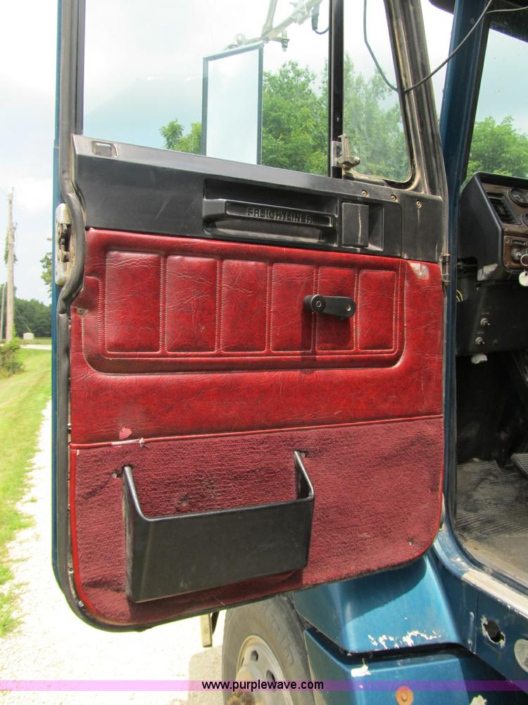 image for item A4916 1994 Freightliner FLD112 semi truck