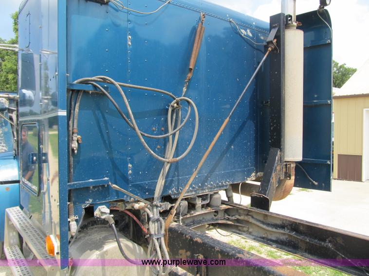 image for item A4916 1994 Freightliner FLD112 semi truck