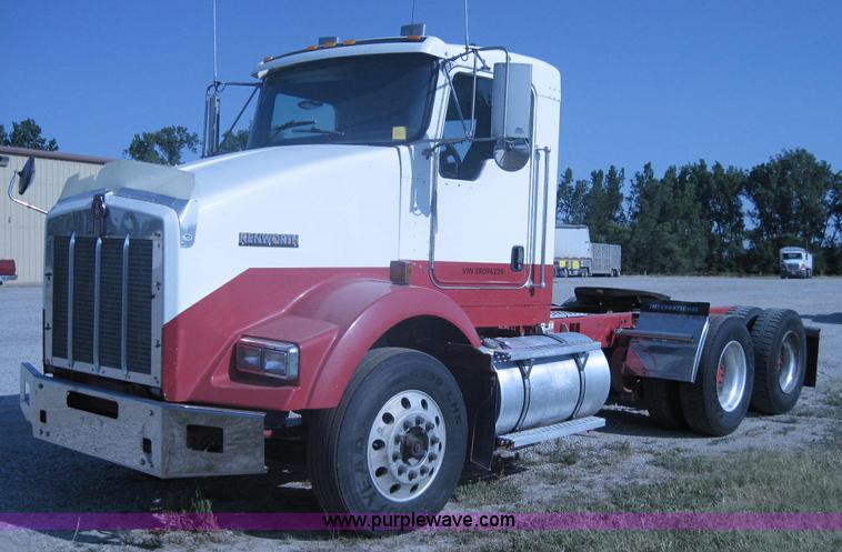 image for item A5576 2005 Kenworth T800 semi truck