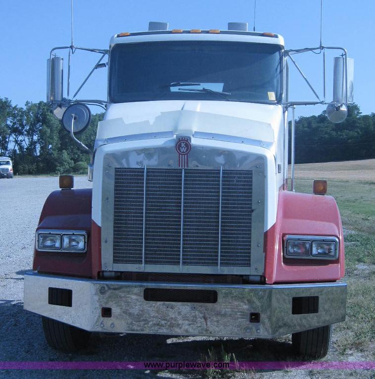 image for item A5576 2005 Kenworth T800 semi truck