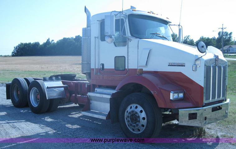 image for item A5576 2005 Kenworth T800 semi truck