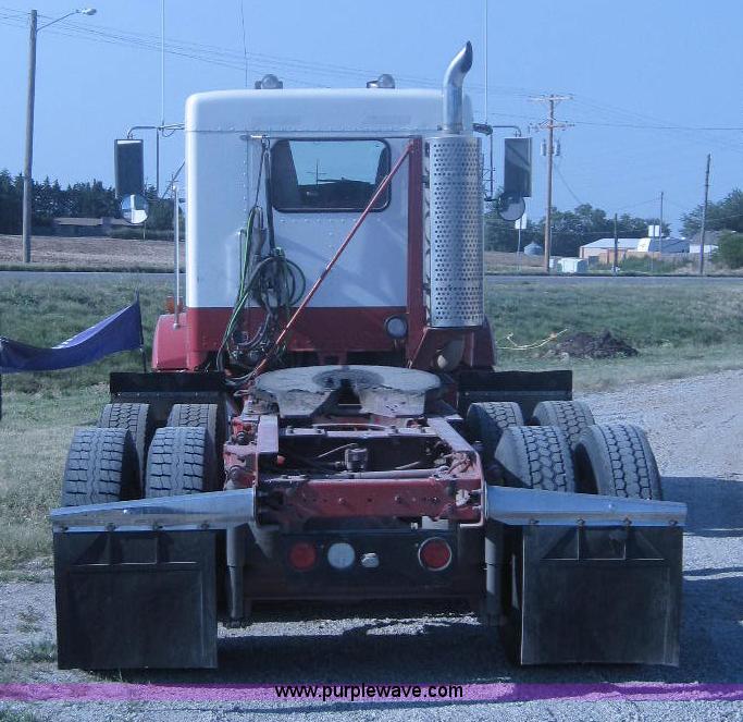 image for item A5576 2005 Kenworth T800 semi truck