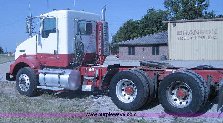 image for item A5576 2005 Kenworth T800 semi truck