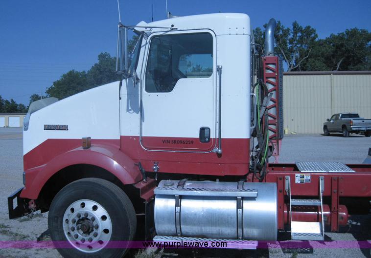 image for item A5576 2005 Kenworth T800 semi truck