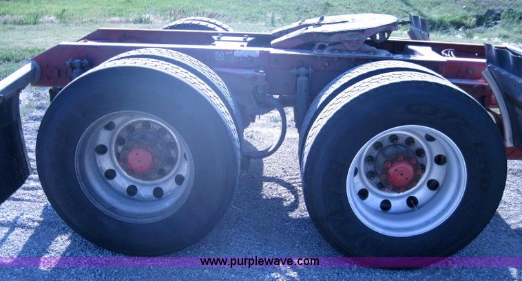 image for item A5576 2005 Kenworth T800 semi truck