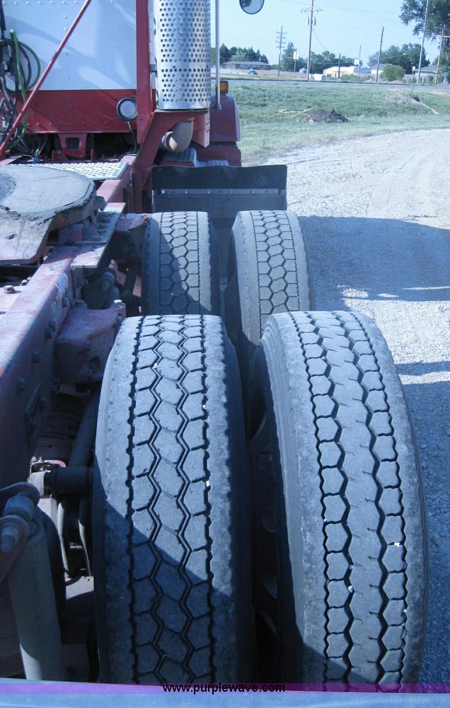 image for item A5576 2005 Kenworth T800 semi truck