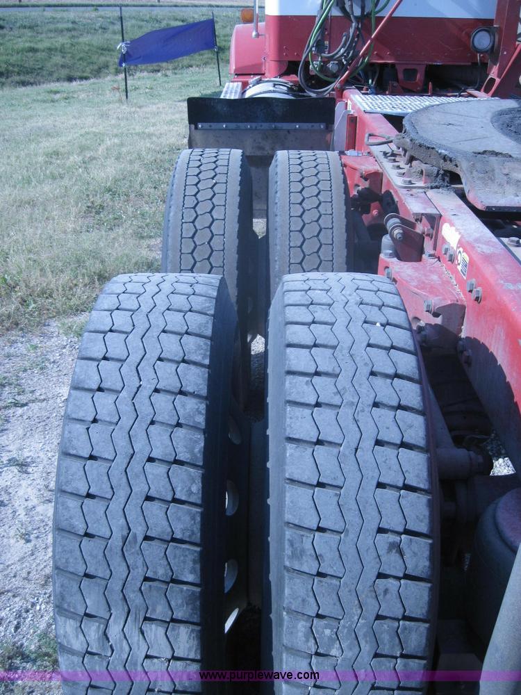 image for item A5576 2005 Kenworth T800 semi truck