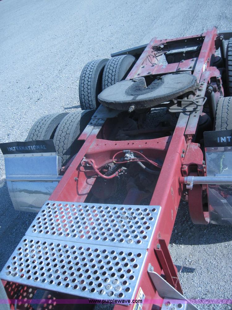 image for item A5576 2005 Kenworth T800 semi truck