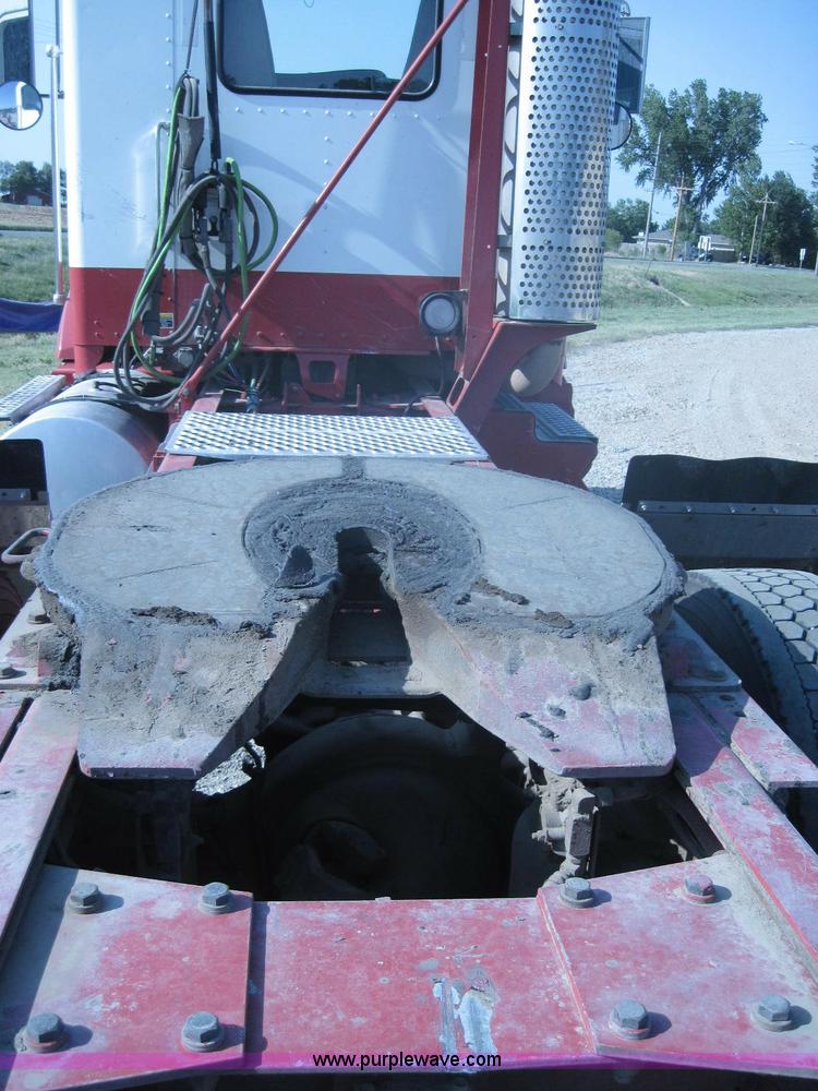 image for item A5576 2005 Kenworth T800 semi truck