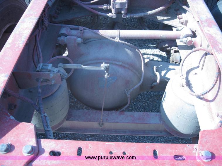 image for item A5576 2005 Kenworth T800 semi truck