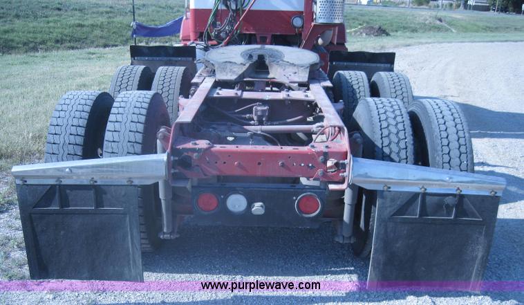 image for item A5576 2005 Kenworth T800 semi truck