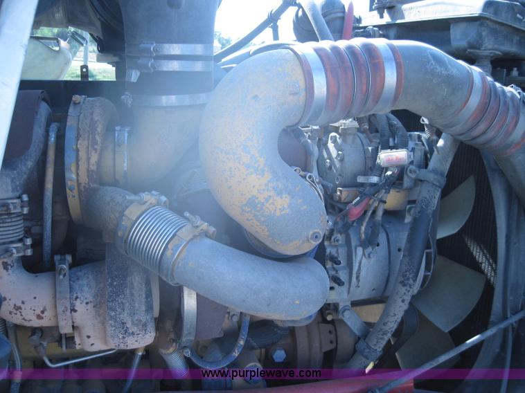 image for item A5576 2005 Kenworth T800 semi truck