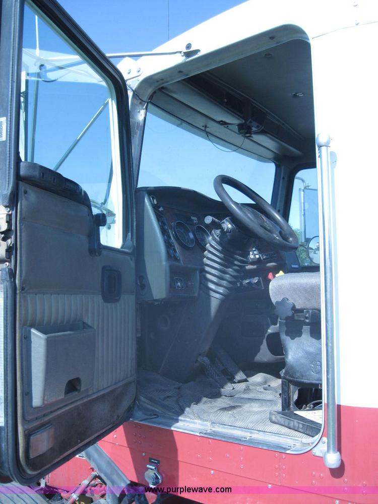 image for item A5576 2005 Kenworth T800 semi truck