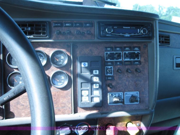 image for item A5576 2005 Kenworth T800 semi truck