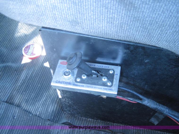 image for item A5576 2005 Kenworth T800 semi truck