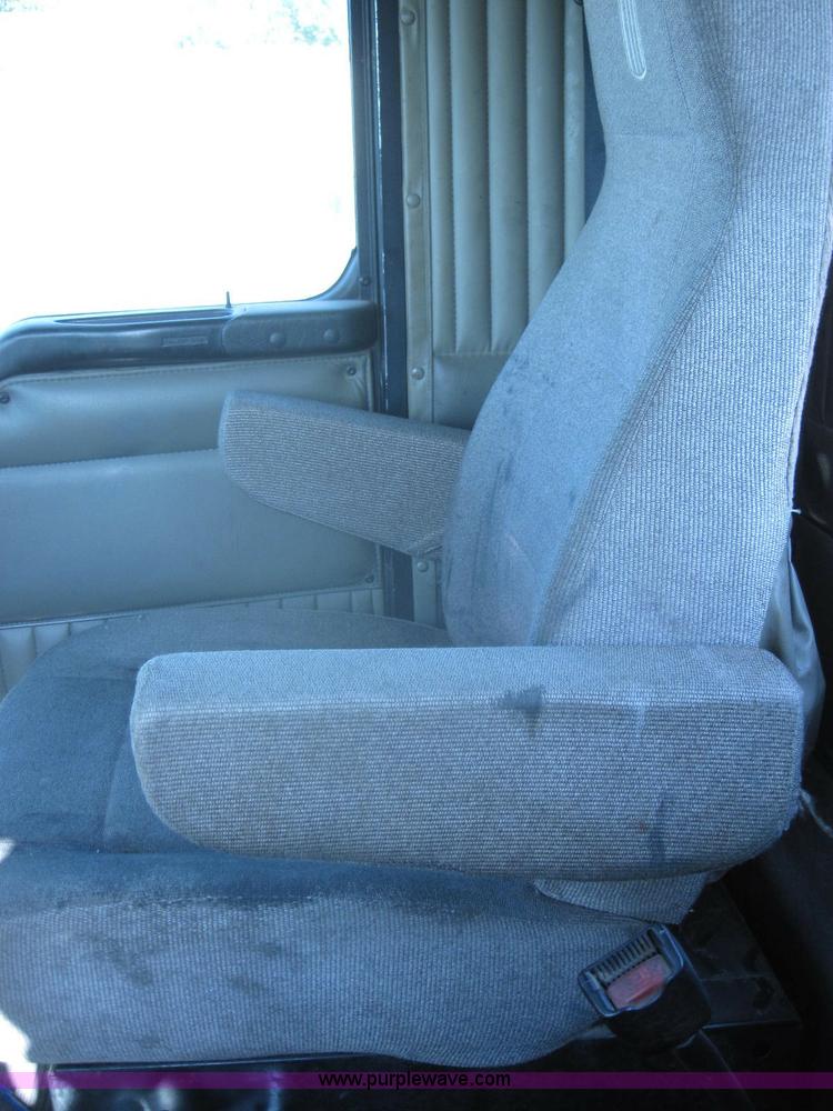 image for item A5576 2005 Kenworth T800 semi truck