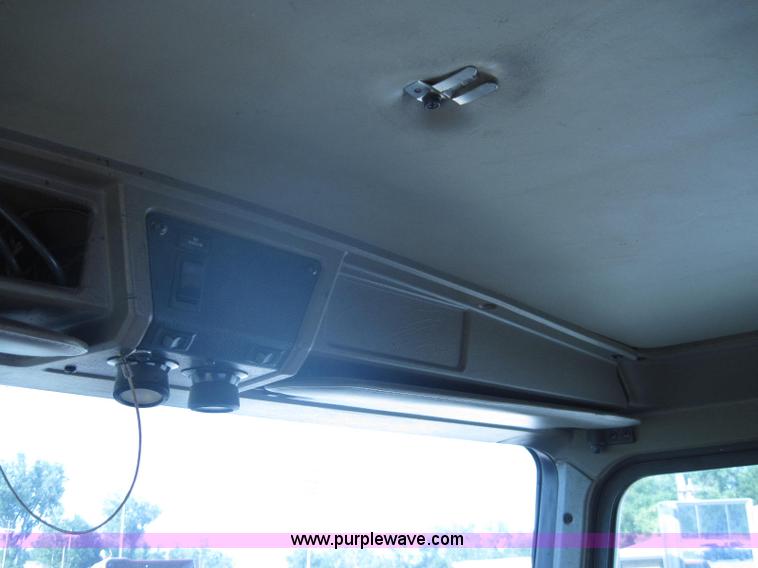 image for item A5576 2005 Kenworth T800 semi truck