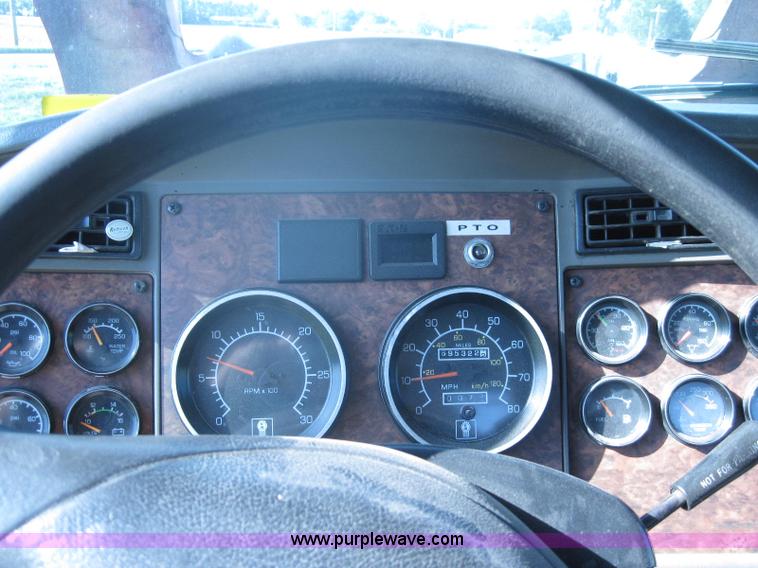 image for item A5576 2005 Kenworth T800 semi truck