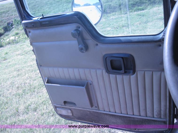 image for item A5576 2005 Kenworth T800 semi truck