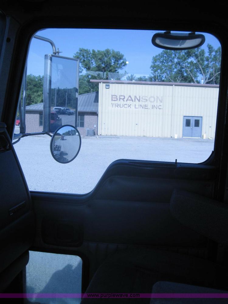 image for item A5576 2005 Kenworth T800 semi truck