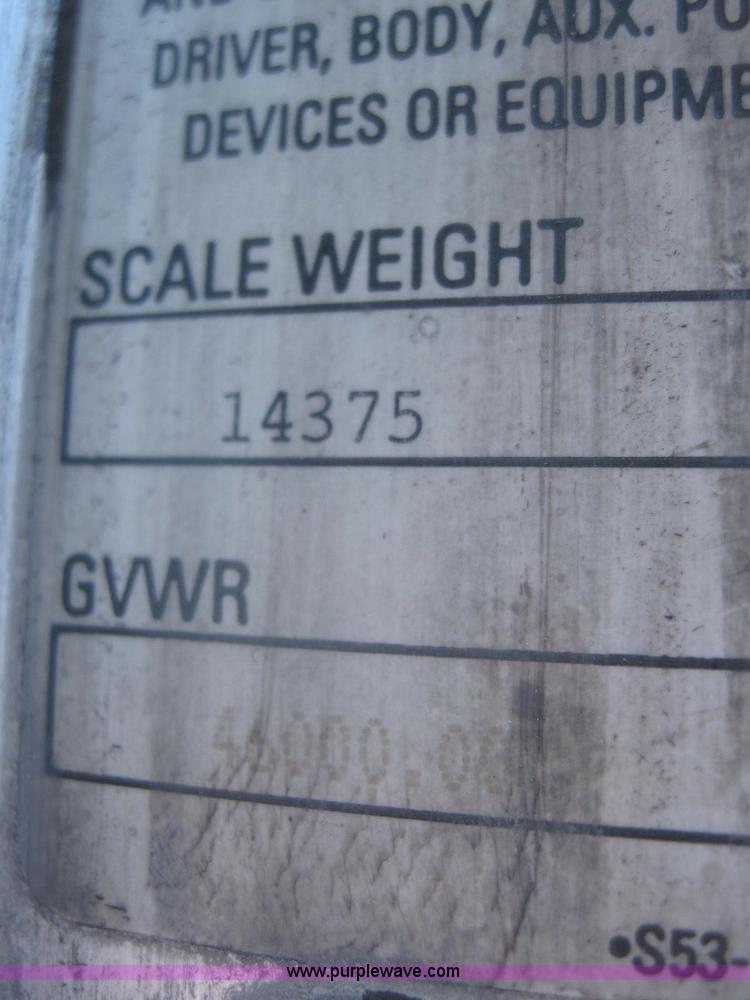 image for item A5576 2005 Kenworth T800 semi truck