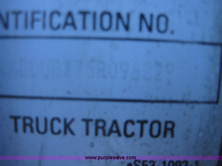 image for item A5576 2005 Kenworth T800 semi truck